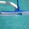 Brosse de fond de piscine avec système d'aspiration pour un nettoyage efficace de la piscine.