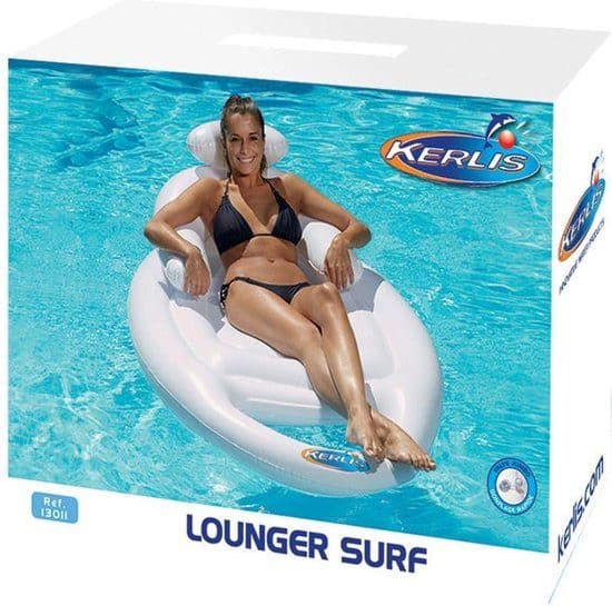 Une femme se détend sur le Kerlis Lounger Surf dans la piscine.