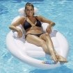Une femme se détend sur le Kerlis Lounger Surf dans la piscine.