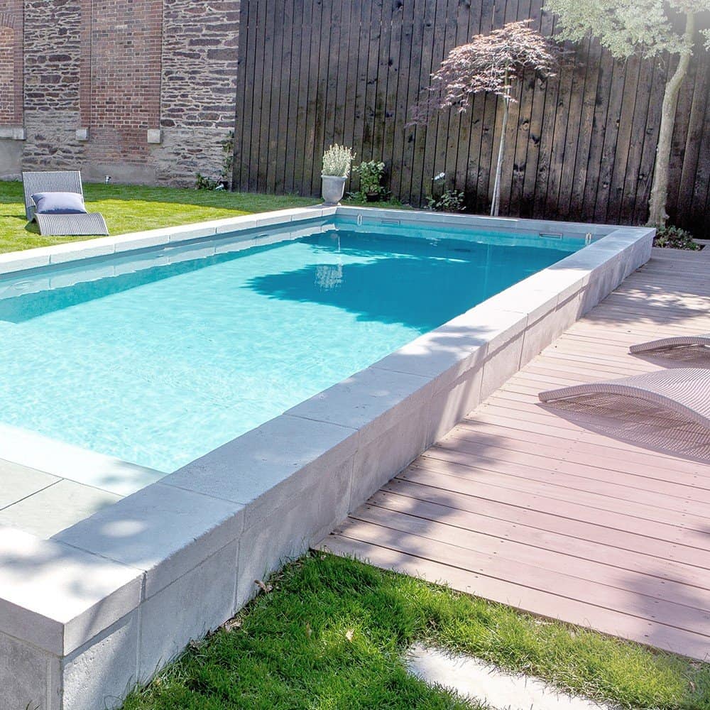 Skimmer piscine à large bouche et niveau haut, finition bleu clair. Idéal pour une piscine moderne et fon.