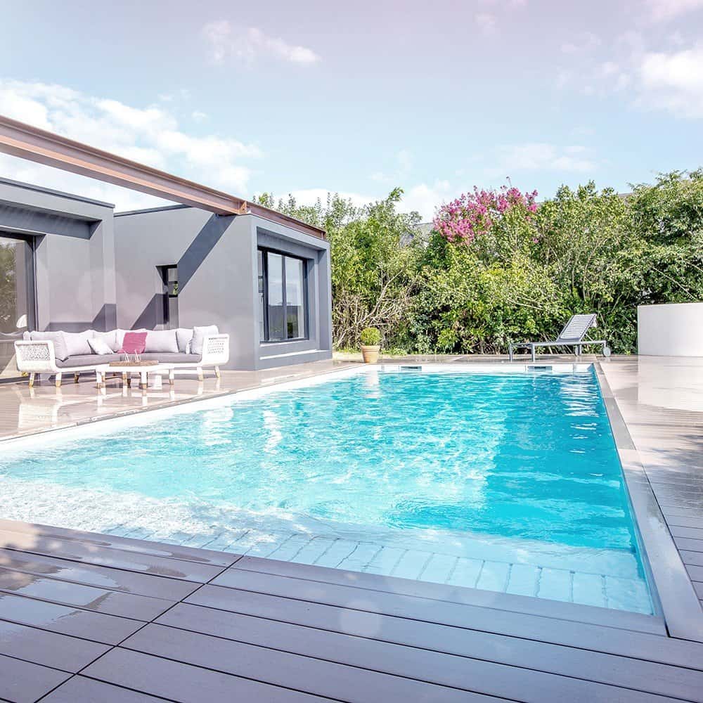 Skimmer à niveau haut et large bouche pour piscine, ligne d'eau bleu clair.