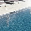 Skimmer à large bouche et niveau haut, finition bleu clair pour le nettoyage de la piscine.