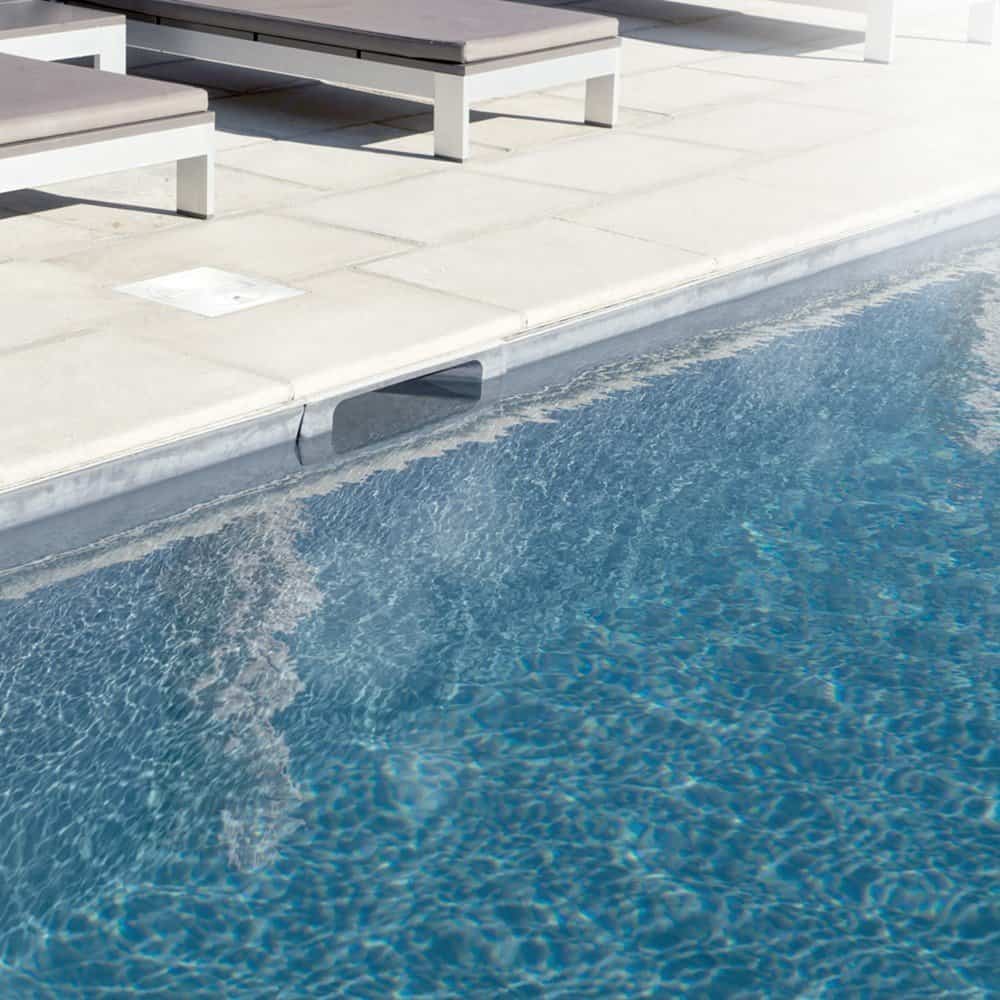 Skimmer à large bouche et niveau haut, finition bleu clair pour le nettoyage de la piscine.