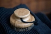 Brosse pour le corps en bambou pour les soins de la peau et l'exfoliation.