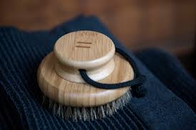 Brosse pour le corps en bambou pour les soins de la peau et l'exfoliation.