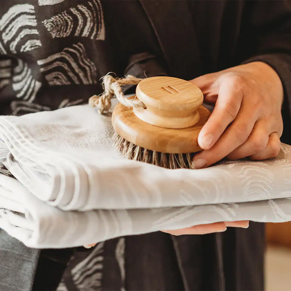 Brosse pour le corps en bambou pour une peau douce et la détente.