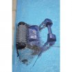 L'aspirateur robot de piscine nettoie automatiquement l'eau de la piscine.