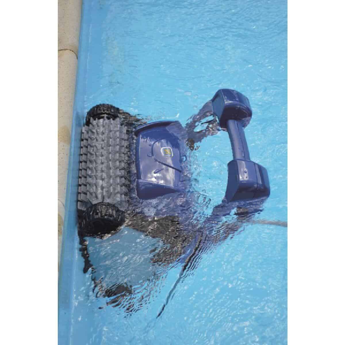 L'aspirateur robot de piscine nettoie automatiquement l'eau de la piscine.