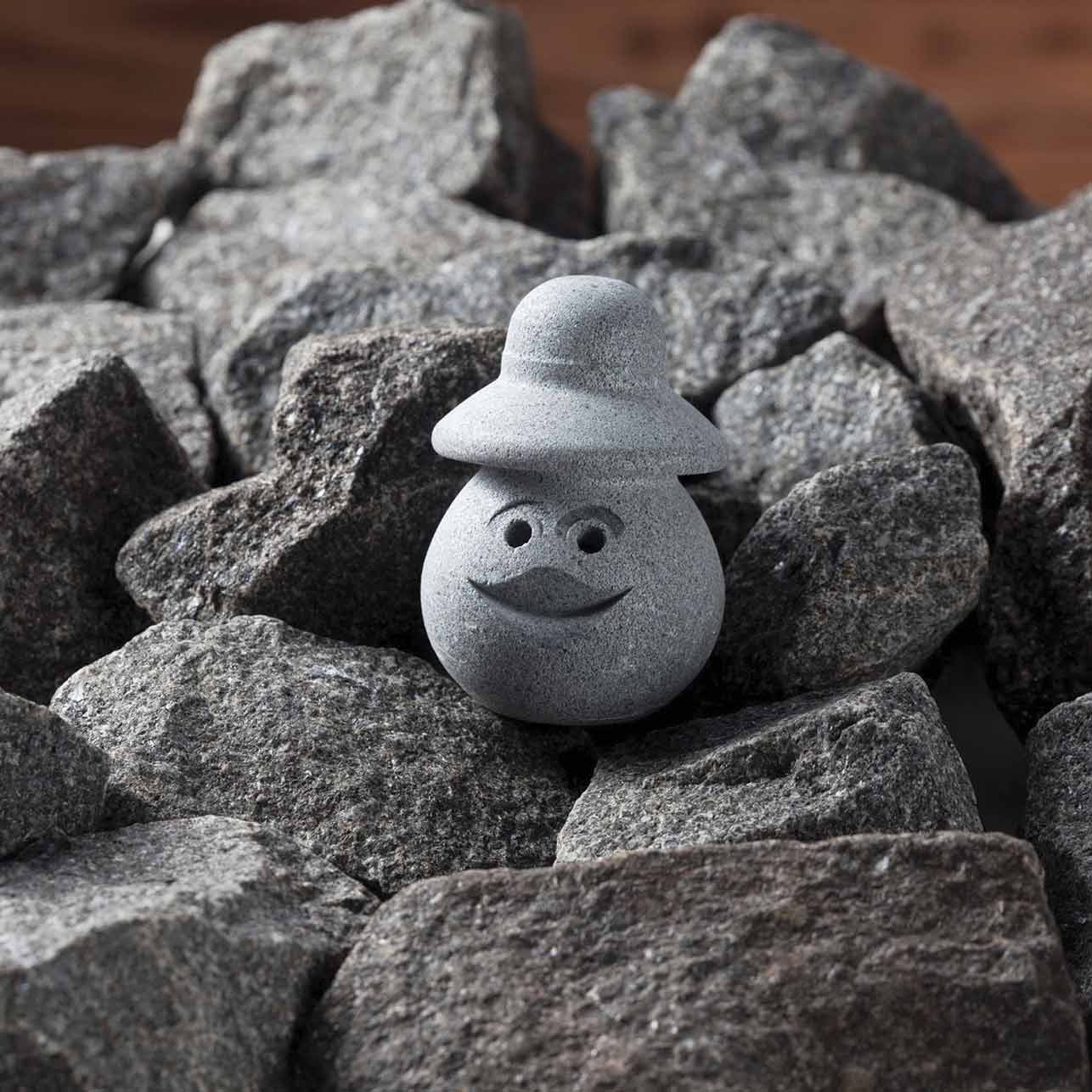 Figurine de lutin en stéatite avec chapeau, décorative pour sauna ou jardin.