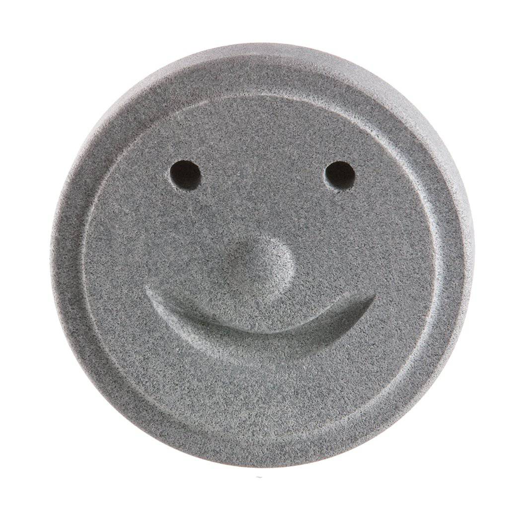 Pierre de sauna amusante avec visage souriant pour la détente et la chaleur.