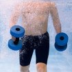 Homme avec des haltères aquatiques bleus et des dumbbells dans la piscine.