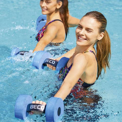 Haltères aquatiques Beco bleus pour la natation, femmes dans l'eau.