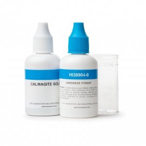 Kit de test pour la dureté de l'eau de piscine, comprenant liquide de test et gobelet doseur.
