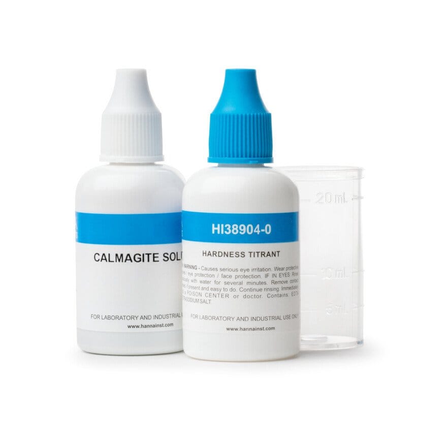 Kit de test pour la dureté de l'eau de piscine, comprenant liquide de test et gobelet doseur.