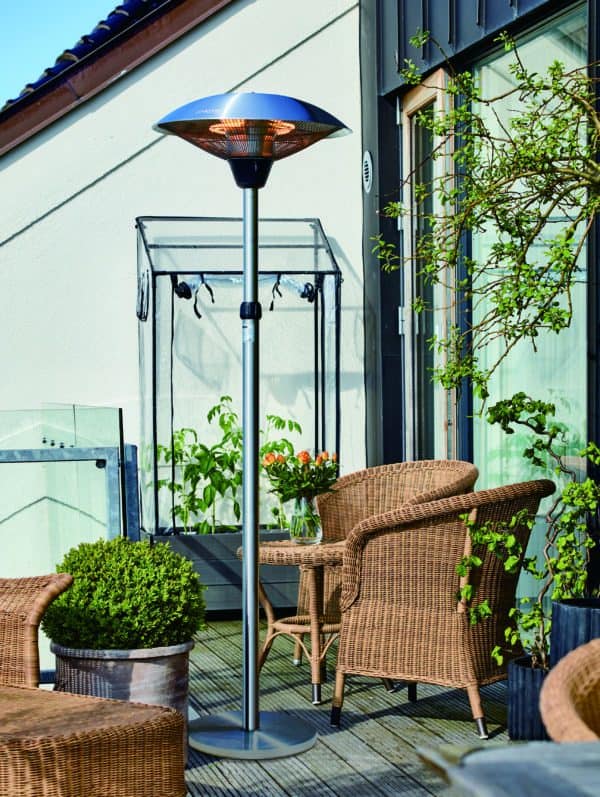 Terrasse extérieure avec chauffage de terrasse et mobilier de jardin.