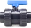 Robinet à bille pour installations de piscine, 63 mm, avec poignée bleue pour une utilisation simple.