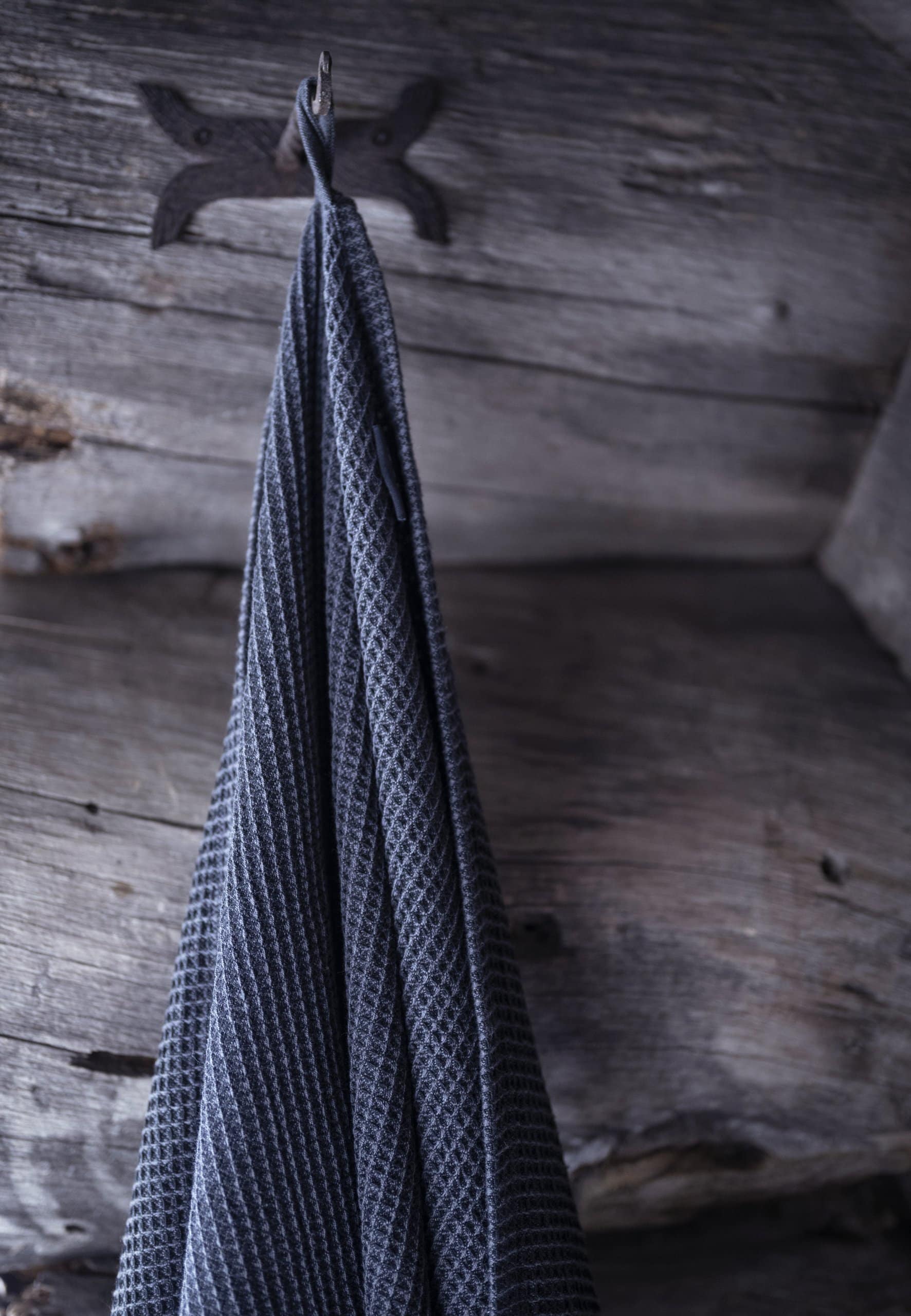 Serviette de bain noir/gris 90x180 cm, idéale pour le sauna et la piscine.