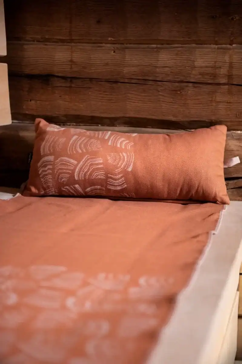 Coussin de sauna Rento Pino en marron, idéal pour la détente dans le sauna.