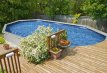 Piscine avec habillage bois de 500x360x120 cm, idéale pour les jours d'été et la détente dans le jardin.