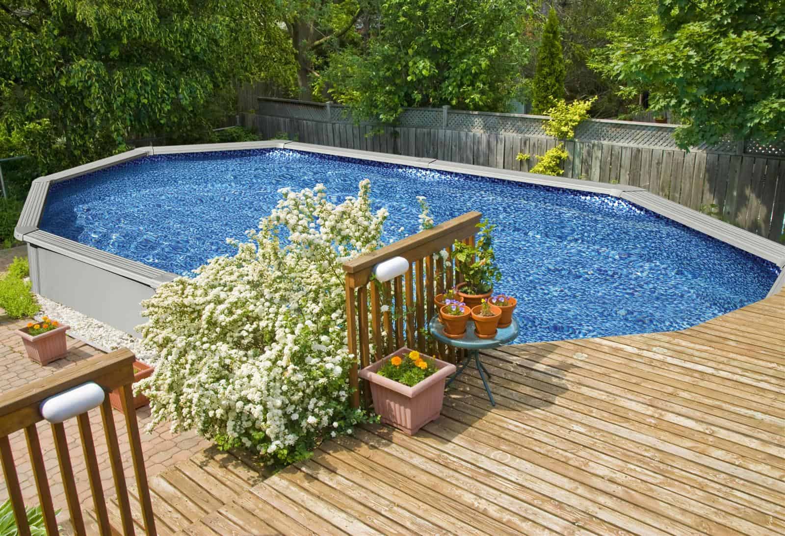 Piscine avec habillage bois de 500x360x120 cm, idéale pour les jours d'été et la détente dans le jardin.