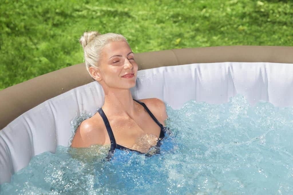Spa gonflable pour 4 à 6 personnes, idéal pour la détente et le plaisir dans le jardin.