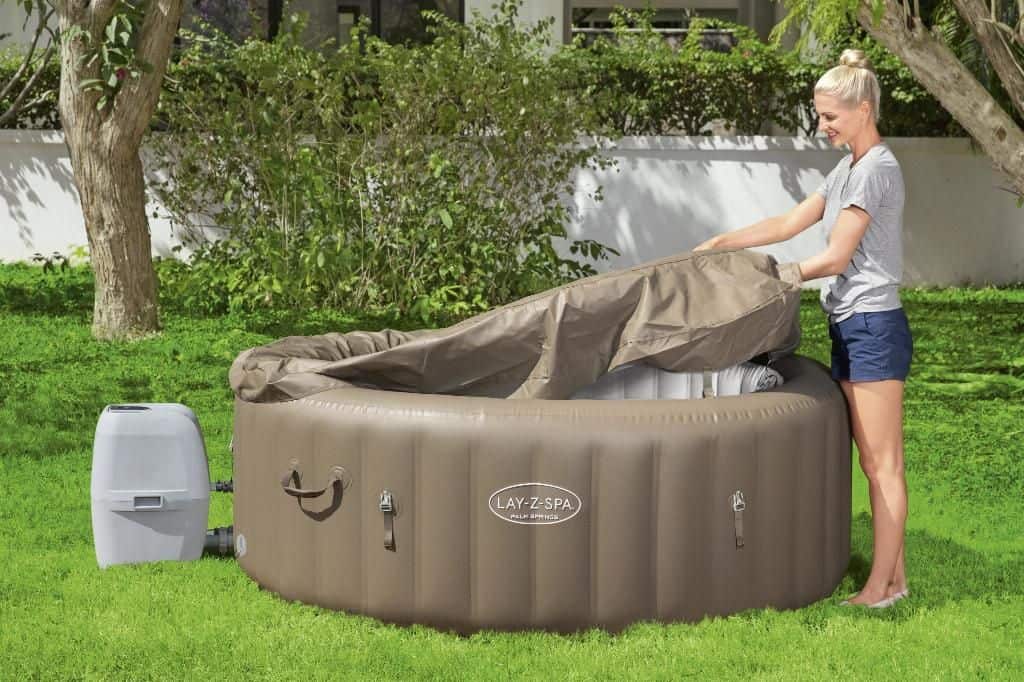 Jacuzzi gonflable de luxe pour 4-6 personnes dans le jardin.