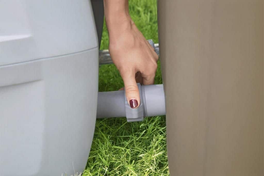 Raccordement de tuyau pour spa gonflable ou piscine, facile à installer.