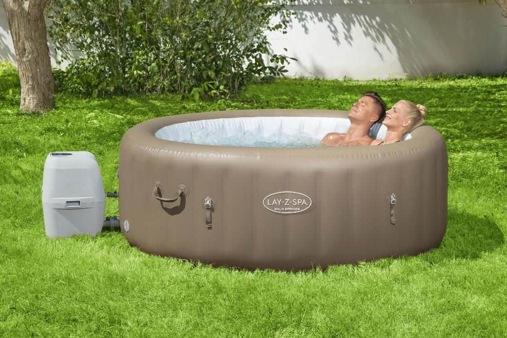Spa gonflable de luxe pour 4-6 personnes dans le jardin.