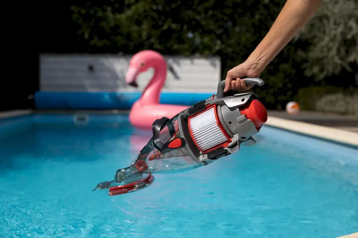 Aspirateur de piscine électrique en cours d'utilisation pour le nettoyage de la piscine.