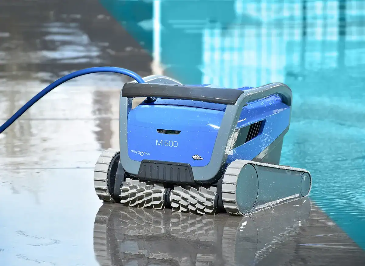 Robot de piscine robuste pour un nettoyage automatique.