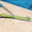 Balai de piscine flexible en caoutchouc pour le nettoyage des piscines.