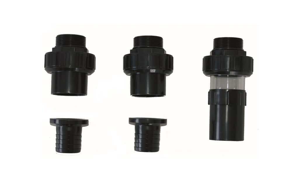 Raccords de filtration pour système de piscine, faciles à installer.