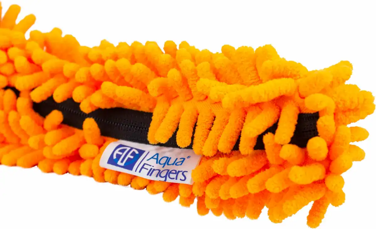 Brosse flexible orange en microfibre pour le nettoyage de piscine, Waterco Aquafinger.