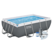 Piscine avec pompe filtrante et accessoires pour un usage domestique.