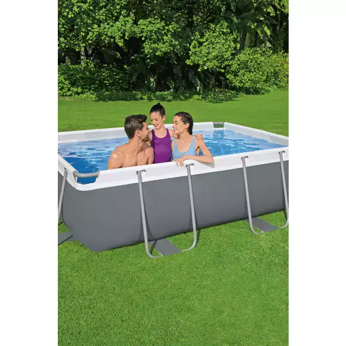 Une famille profite de la piscine Bestway Power Steel dans le jardin.