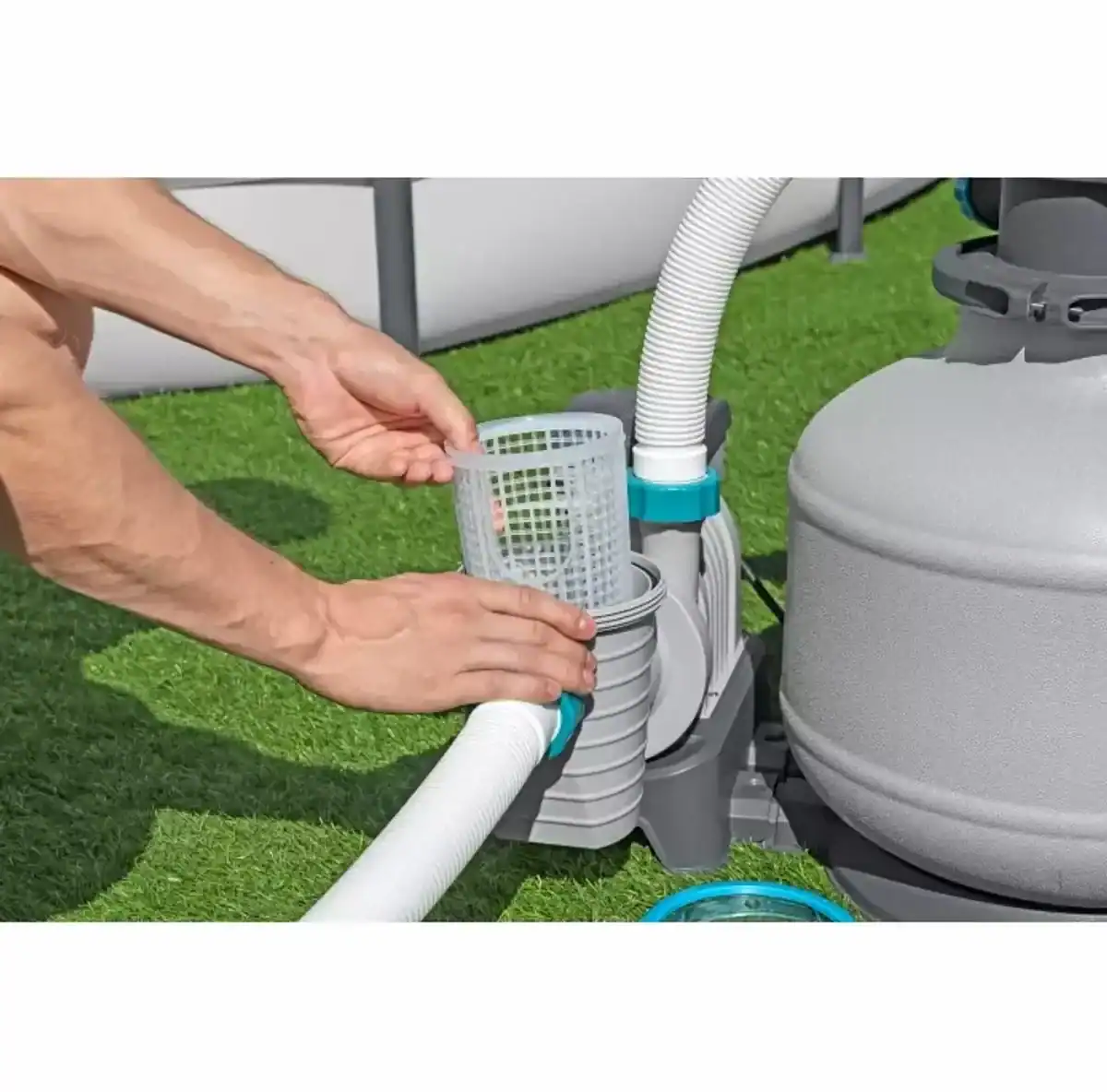 Pompe à sable pour piscine avec filtre et tuyaux, adaptée au nettoyage.