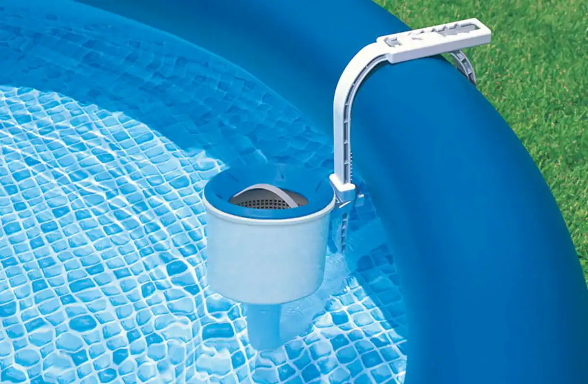 Skimmer suspendu pour piscines Intex, facile à installer et à entretenir.