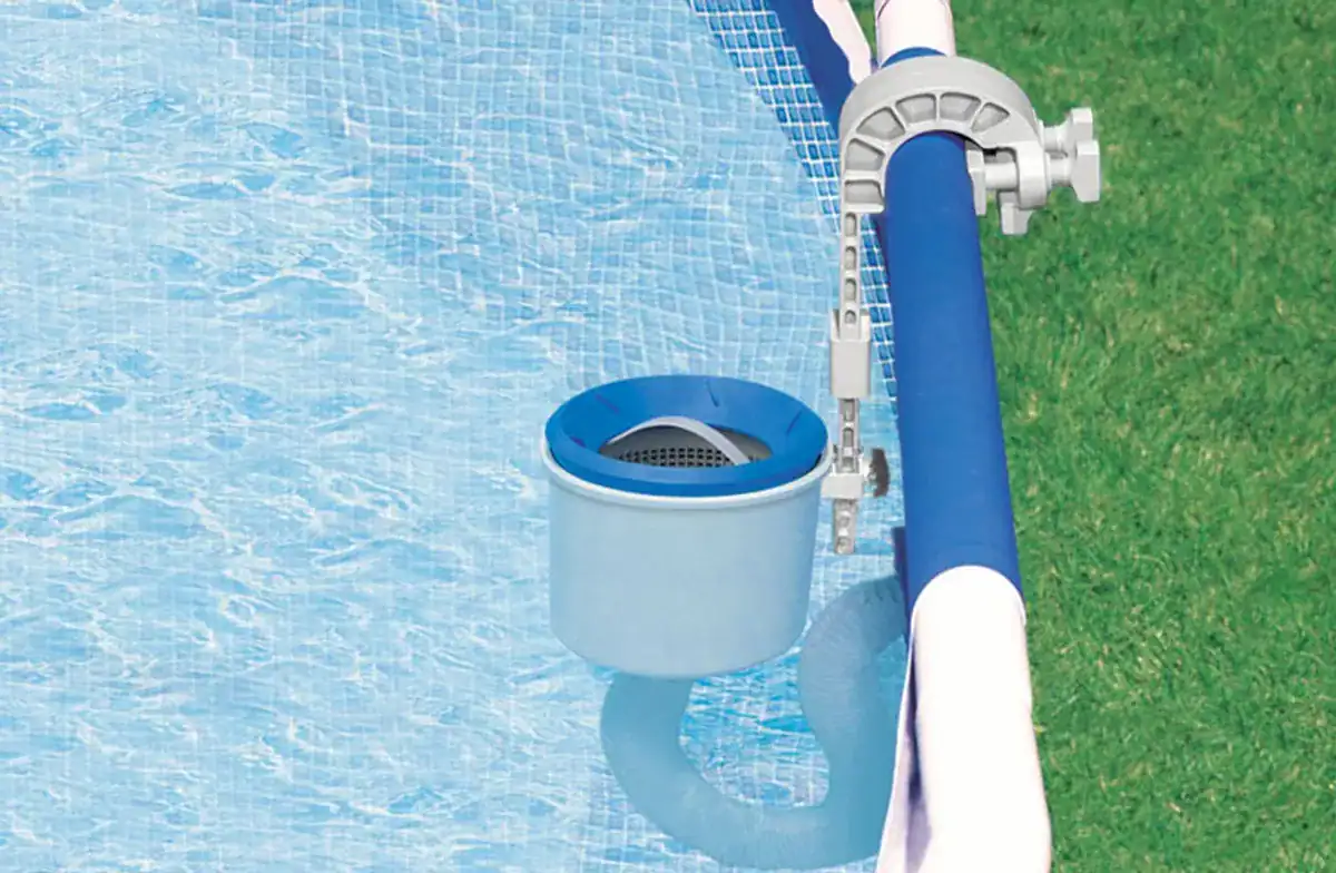 Skimmer suspendu Intex pour le nettoyage de la piscine, adapté au nettoyage de l'eau de la piscine.
