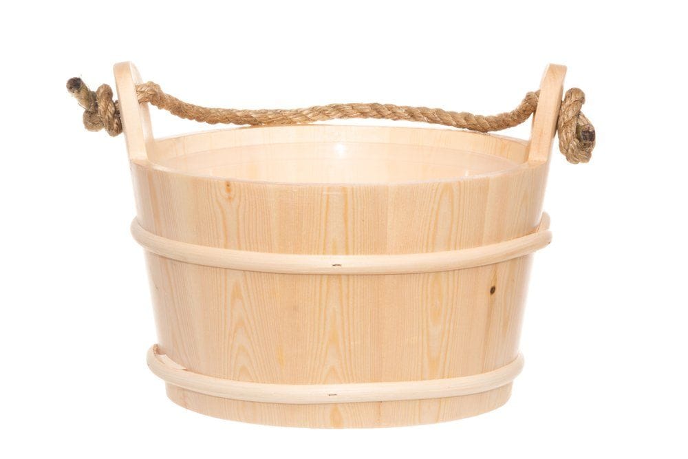 Seau de sauna en bois d'épicéa avec poignée en corde pour sauna et bien-être.