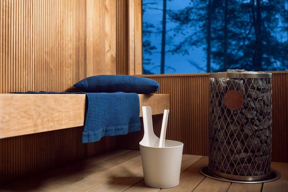 Seau de sauna blanc avec louche pour sauna à vapeur ou espace bien-être.