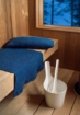 Seau de sauna blanc en bois avec louche pour détente et bien-être.