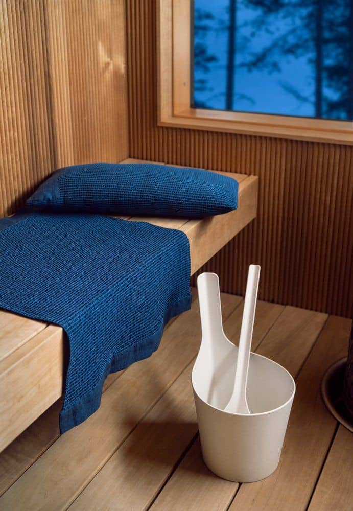 Seau de sauna blanc en bois avec louche pour détente et bien-être.