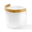 Seau de sauna en bois blanc pour remplir le sauna.