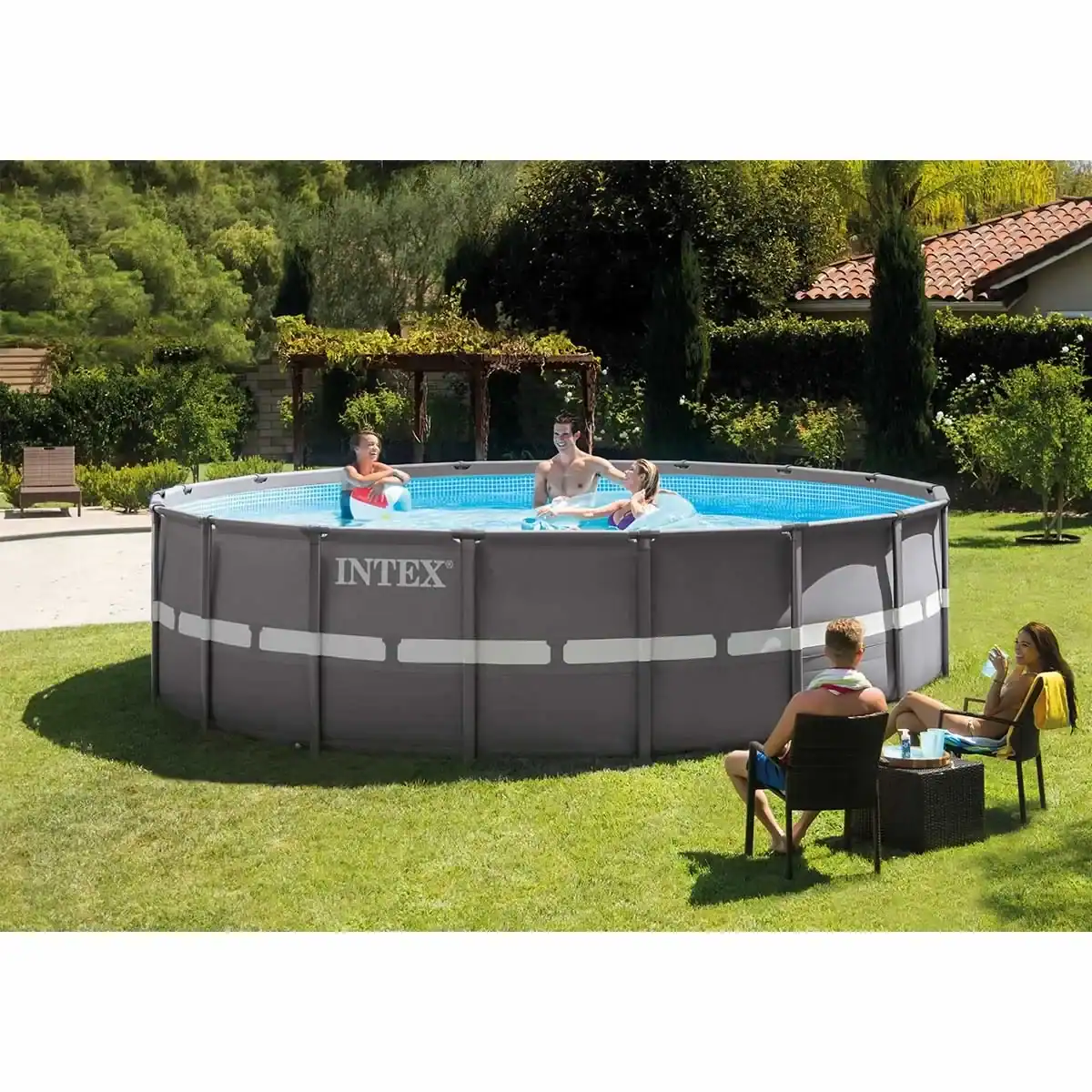 Piscine Intex Ultra XTR Frame avec pompe de filtration à sable et accessoires.