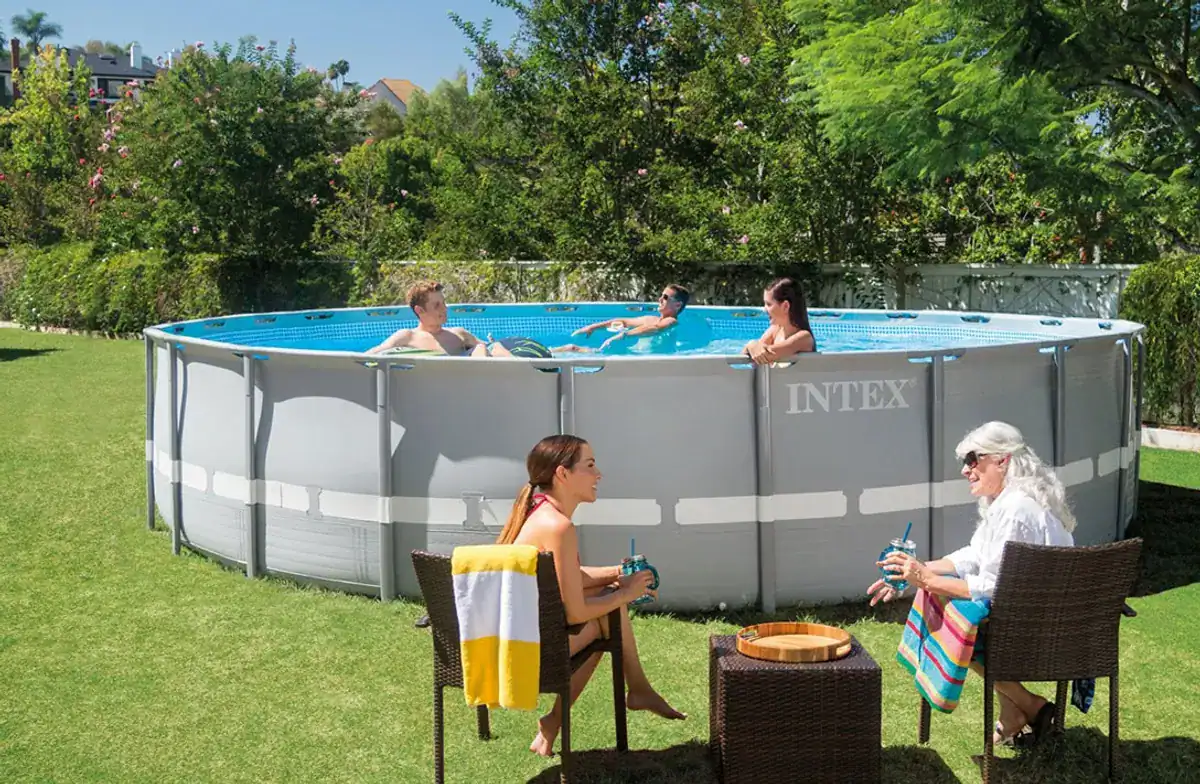 Piscine Intex Ultra XTR Frame avec pompe à filtre à sable et accessoires, idéale pour la détente estivale.