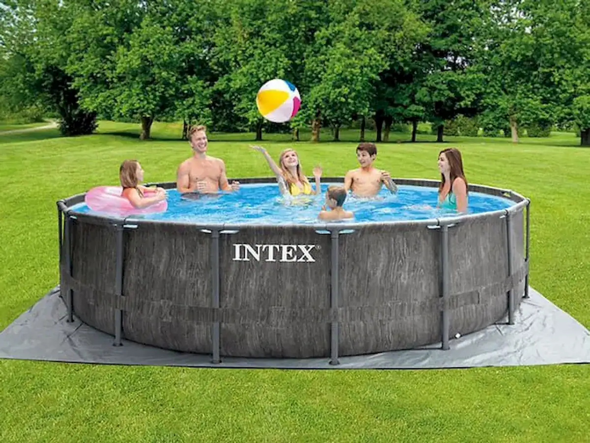 Piscine Intex Greywood Prism Frame avec pompe de filtration et accessoires.