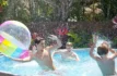 Piscine Intex Ultra XTR Frame avec des enfants qui s'amusent.