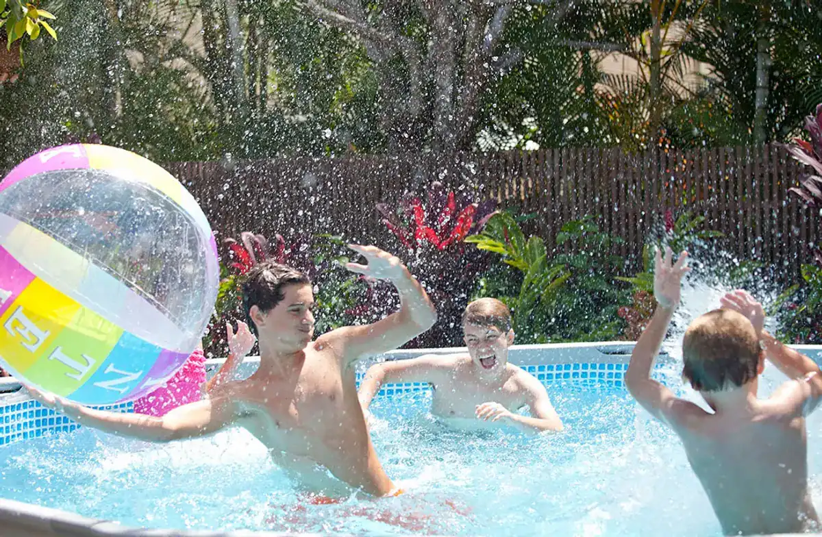 Piscine Intex Ultra XTR Frame avec des enfants qui s'amusent.