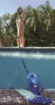 Aspirateur de piscine pour le nettoyage de la surface et du fond de la piscine.