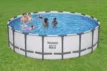 Piscine gonflable robuste avec pompe filtrante et accessoires.